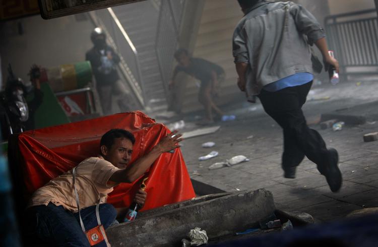 De thailandske myndigheder indfører udgangsforbud i de voldsramte dele af hovedstaden Bangkok fra klokken 12 dansk tid. 