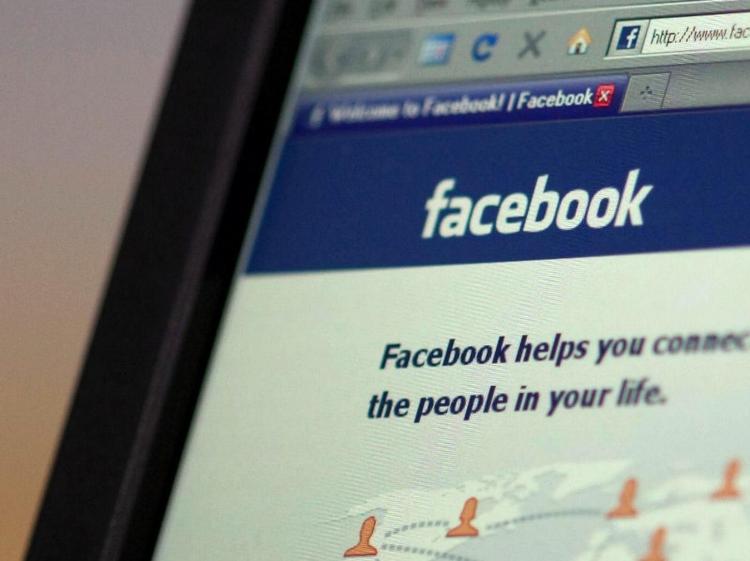 Facebookfødsel. »Det er alvor...3 cm indtil videre...« Den besked kunne et ungt pars 811 Facebookvenner læse online, da først festlighederne gik i gang. Billeder kom der også. Men ingen havde spurgt hovedperson om tilladelse... Foto: Adrian Wyld. 