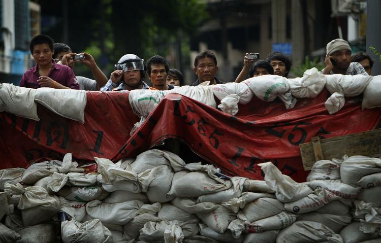 borgerkrig. 30 mennesker er nu døde som følge af demonstranternes kampe mod den thailandske regerings soldater de seneste fire dage. Nu vil oprørerne ikke mere. 