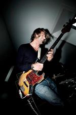 Fødselar. Fender Jazz Bass fylder 50 år, og Lars Danielsson, der blandt andet har spillet med Thomas Helmig, Tøsedrengene og Eagle Eye Cherry, er en dedikeret fan. 