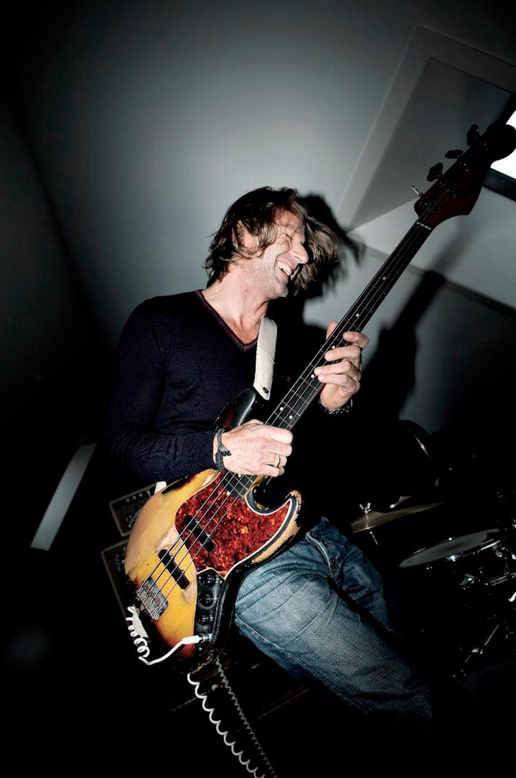 Fødselar. Fender Jazz Bass fylder 50 år, og Lars Danielsson, der blandt andet har spillet med Thomas Helmig, Tøsedrengene og Eagle Eye Cherry, er en dedikeret fan. 