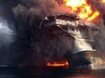 oliekatastrofe. Oliekoncernen BP, der ejer Deep Water Horizon, der her er ved at vælte, anklages for at bryde med sikkerhedsregler på en anden boreplatform ud for USA. 