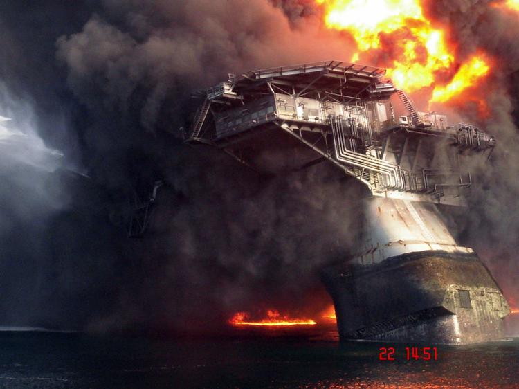 oliekatastrofe. Oliekoncernen BP, der ejer Deep Water Horizon, der her er ved at vælte, anklages for at bryde med sikkerhedsregler på en anden boreplatform ud for USA. 