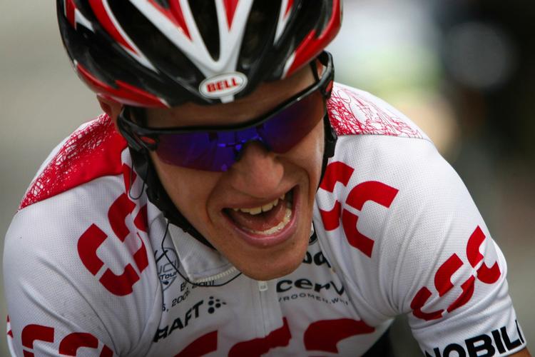Forfølgelse. Chris Anker Sørensen prøvede forgæves halvvejs oppe på det sidste bjerg at indhente etapens vinder Vincenzo Nibali. 