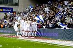 guldfest. FCK'erne hygger sig med tilskuerne på stemningstribunen. 