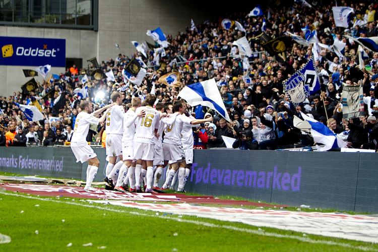 guldfest. FCK'erne hygger sig med tilskuerne på stemningstribunen. 