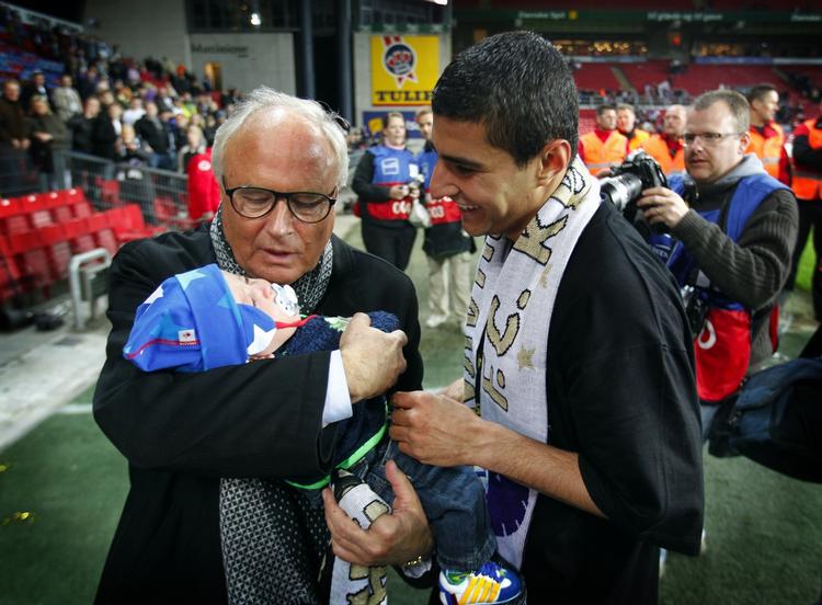 hilsen. Efter nedrykningen får AGF lige en hilsen med fra Flemming Østergaard, her med Ailton Almeida, der mener at hovmod har stået for fald. Arkivfoto. 