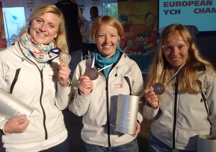 EM-bronze. Det nysammensatte hold bestående af fra venstre Susanne Boidin, Lotte Meldgaard og Helle Ørum med bronzemedaljerne fra EM-stævnet i Østrig. 