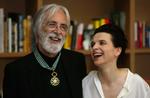 Hæder. Michael Haneke i selskab med den franske skuespiller Juliette Binoche i forbindelse med, at den østrigske instruktør blev 'slået' til 'Commandeur des Arts et des Lettres' af den franske kulturminister i Cannes. 