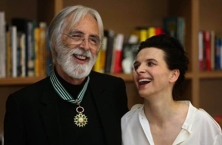 Hæder. Michael Haneke i selskab med den franske skuespiller Juliette Binoche i forbindelse med, at den østrigske instruktør blev 'slået' til 'Commandeur des Arts et des Lettres' af den franske kulturminister i Cannes. 