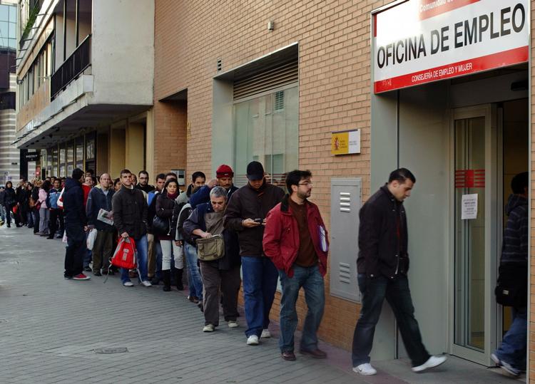 Spaniens massive arbejdsløshed skaber køer foran landets jobcentre og, et stigende antal spaniere søger jobs i de frugtplantager, hvor de for få år siden aldrig ville have sat deres ben. 