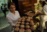 Brødbager. Det er Polen, som blandt de østeuropæiske lande er kommet bedst ud af krisen. Her bliver der fortsat langet varer over disken, som her i en bagerbutik i Warszawa. Anderledes hårdt ramt af krisen er bl.a. de baltiske lande. Foto: Alik Keplicz 