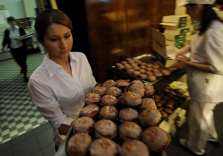 Brødbager. Det er Polen, som blandt de østeuropæiske lande er kommet bedst ud af krisen. Her bliver der fortsat langet varer over disken, som her i en bagerbutik i Warszawa. Anderledes hårdt ramt af krisen er bl.a. de baltiske lande. Foto: Alik Keplicz 