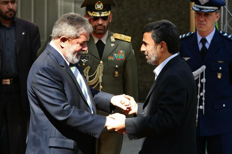 Aftale. Irans præsident, Mahmoud Ahmadinejad (t.h.) og hans brasilianske kollega, Lula de Silva, har sammen med Tyrkiet forhandlet atomatalen på plads. 