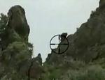 Snigskytte. Affotografering fra video, hvor en amerikansk snigskytte  angiveligt får ram på en Taleban-soldat i Afghanistan. Den medfølgende tekst lyder: »Dette er en video af min kammerat, som er US-snigskytte med en kaliber 50 Berret. Som I kan se, får han ram på et par stykker :)«. 