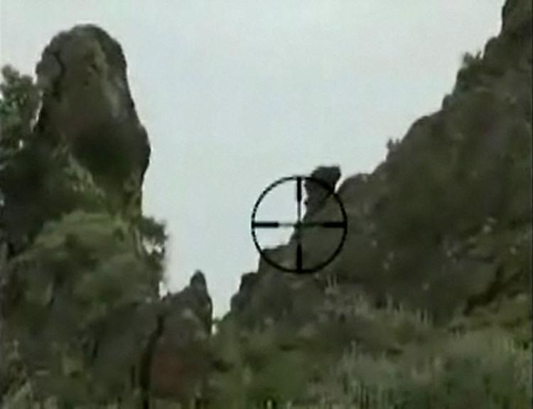 Snigskytte. Affotografering fra video, hvor en amerikansk snigskytte  angiveligt får ram på en Taleban-soldat i Afghanistan. Den medfølgende tekst lyder: »Dette er en video af min kammerat, som er US-snigskytte med en kaliber 50 Berret. Som I kan se, får han ram på et par stykker :)«. 