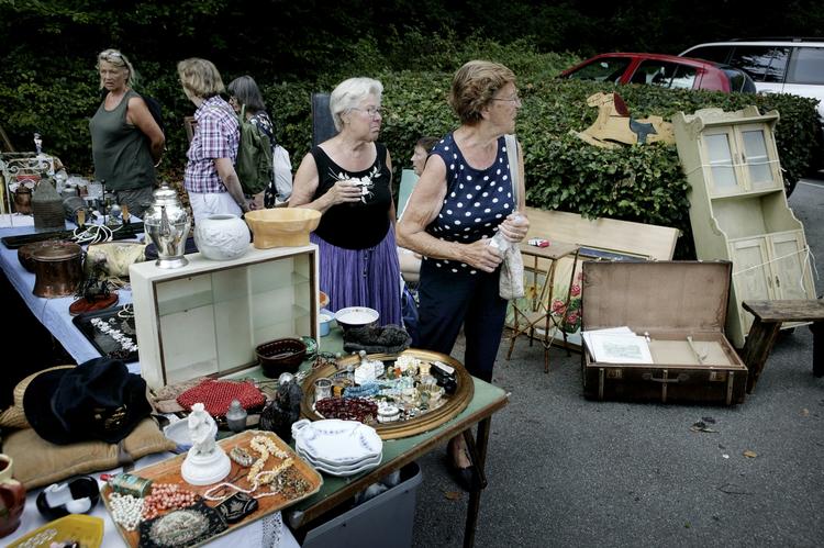 Genbrug er på mode og genbrugsbutikker og loppemarkeder omsætter for flere penge end nogeninde før. Her er vi på loppemarked i Søllerød. Arkivfoto. 