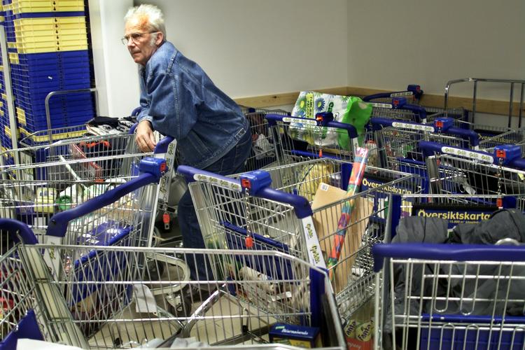 Når kunderne i netbutikken lader indkøbsvognen stå, er det ofte fordi fragten er for dyr. Men de fleste siger, at de skulle hen i slutningen af forløbet for at tjekke den samlede pris, inden de droppede købet. 