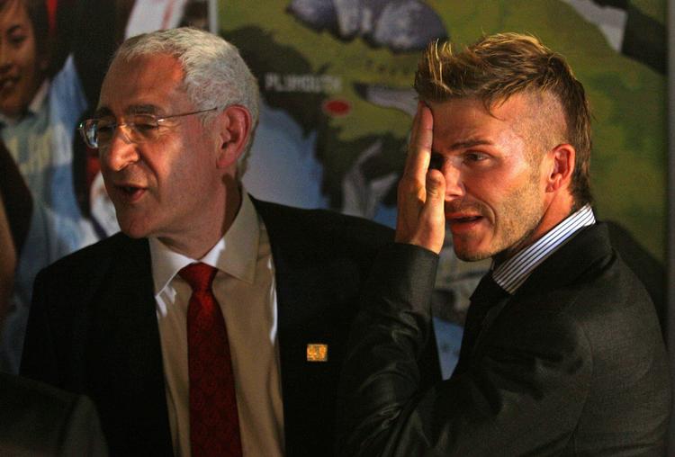 VM-bud. David Beckham blev brugt som blikfang, da FA-formand David Triesman (tv) fredag lancerede det engelske bud på VM-slutrunden 2018 over for Fifa. Arkivfoto. 