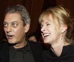Patient. Den norsk-amerikanske forfatter Siri Hustvedt (t.h.) begyndte at ryste under en mindetale for sin afdøde far, og siden lå de umotiverede rysteture på lur, hver gang hun nærmede sig en talerstol og et publikum. 