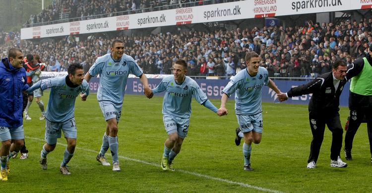 succes. Randers-spillerne modtager publikums hyldest oven på det afsluttende drama i superligaen, hvor holdet sikrede sig overlevelse i rækken. 