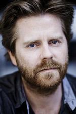 metz. Særligt har et klip af en kamphandlingerne i 'Armadillo' og de danske soldater efterfølgende glade reaktion affødt debat. »Jeg kan sagtens genkende denne her glæde. Man har lyst til at bryde ud i en slagsang bagefter«, siger 'Armadillo'-instruktør Janus Metz. 