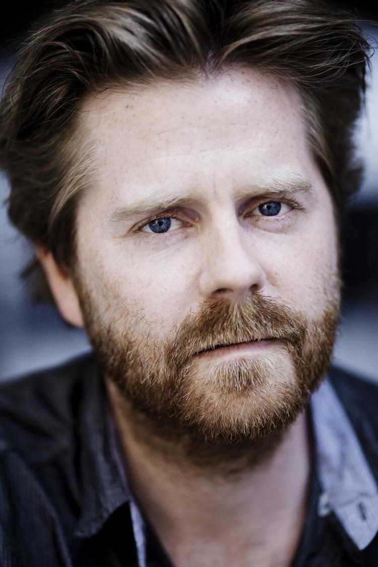 metz. Særligt har et klip af en kamphandlingerne i 'Armadillo' og de danske soldater efterfølgende glade reaktion affødt debat. »Jeg kan sagtens genkende denne her glæde. Man har lyst til at bryde ud i en slagsang bagefter«, siger 'Armadillo'-instruktør Janus Metz. 