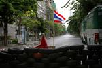 BARRIKADE. Demonstranters vejspærring ud for rødskjorternes lejr i det indbre Bangkok. 