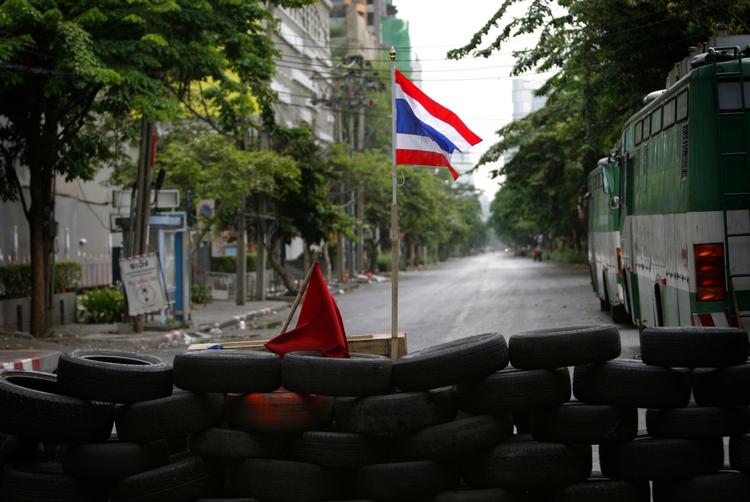 BARRIKADE. Demonstranters vejspærring ud for rødskjorternes lejr i det indbre Bangkok. 