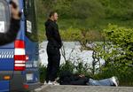 BANKRØVER. Gerningsmanden ligger på jorden iført håndjern efter røveriet mod bankfilial. 