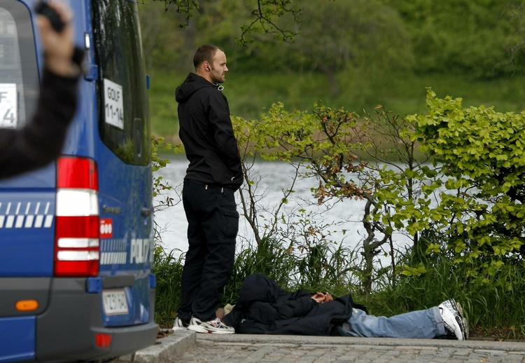 BANKRØVER. Gerningsmanden ligger på jorden iført håndjern efter røveriet mod bankfilial. 