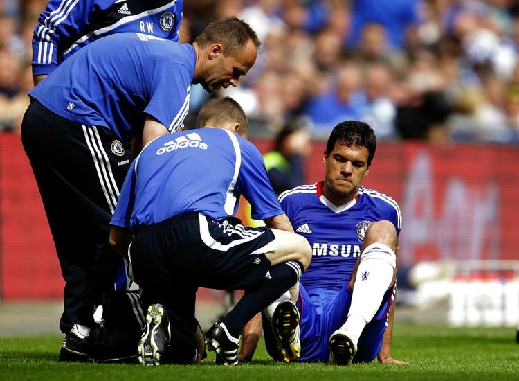 ankelskadet. Chelseas tyske stjerne, Michael Ballack, modtager behandling på banen efter den tackling, han fik under pokalfinalen mod Portsmouth. Arkivfoto. 