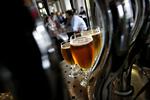 Øl. Hanerne kan løbe uhindret. De ansatte hos Carlsberg har afblæst en strejke som kunne føre til øltørke. 