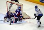 VENNETJENESTE. Petri Kontiola sender her Finland foran 1-0 og rækker dermed Danmark en stor, hjælpende hånd. 