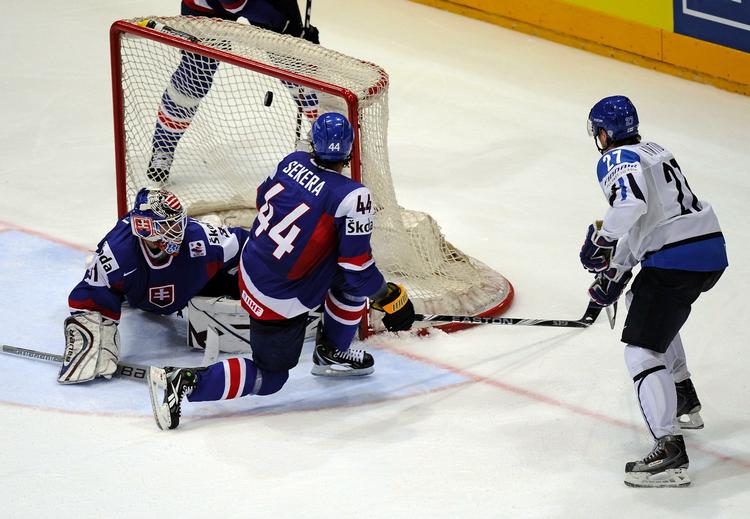VENNETJENESTE. Petri Kontiola sender her Finland foran 1-0 og rækker dermed Danmark en stor, hjælpende hånd. 