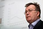 Finansminister Claus Hjort Frederiksen i en præsentation af regeringens spareplan, det såkaldte konvergenspogram. Han afviser, at finansministeriet har manipuleret med udregningerne af oppositionens alternative plan. 