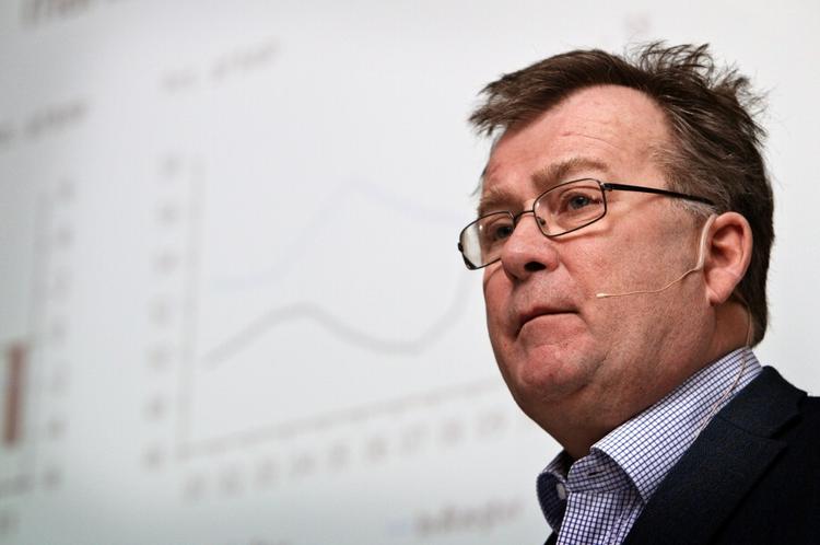Finansminister Claus Hjort Frederiksen i en præsentation af regeringens spareplan, det såkaldte konvergenspogram. Han afviser, at finansministeriet har manipuleret med udregningerne af oppositionens alternative plan. 