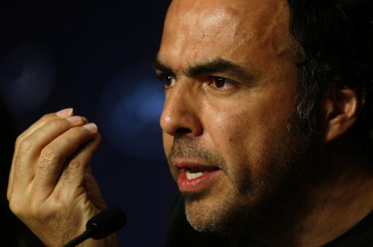 intens. 'Biutiful' er - som Alejandro González Iñárritus tre første film - yderst intens og en opvisning i virtuos og følelsesmæssigt medrivende filmkunst, skriver Kim Skotte. På fotoet ses den 46-årige mexicanske instruktør mandag i Cannes. 