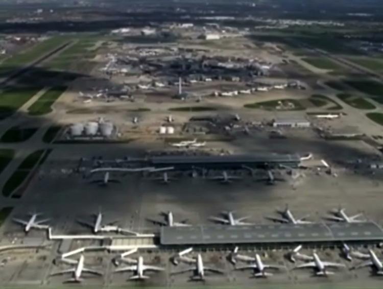 Londons lufthavn Heathrow kunne sammen med andre nordeuropæiske lufthavne genåbne mandag eftermiddag, efter askeskyen i dag forhindrede 1.000 fly i at lette. 