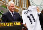 ambassadør. Den tidligere præsident i USA, Bill Clinton, får overrakt en fodboldtrøje, da hans rolle som ærespræsident i amerikanernes kampagne for at få en VM-slutrunde i 2018 eller 2022. 