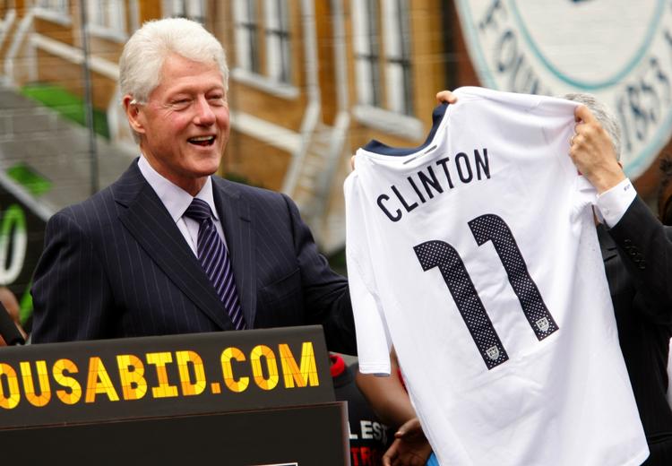 ambassadør. Den tidligere præsident i USA, Bill Clinton, får overrakt en fodboldtrøje, da hans rolle som ærespræsident i amerikanernes kampagne for at få en VM-slutrunde i 2018 eller 2022. 