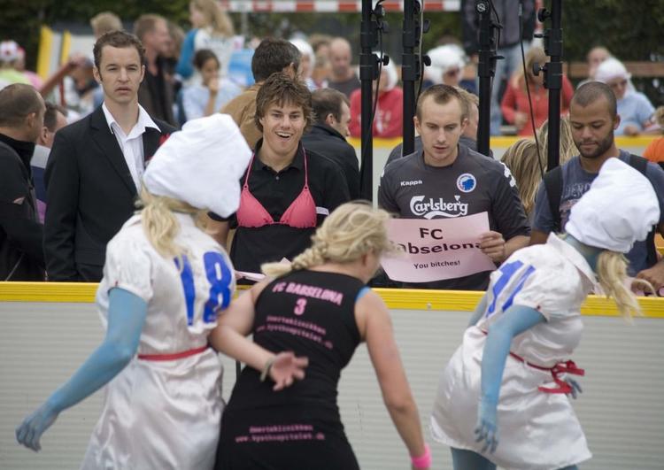 Det kvindelige gadefodboldstævne 'Sensational Street Soccer' indtager Roskilde Festivalen. På billedet hepper en flok mænd på F.C. Babselona ved den årlige turnering på Israels Plads. 