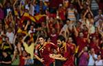stjernetræf. Cesc Fabregas (th) sammen med David Villa på det spanske landshold. Nu kan de to offensivspillere blive holdkammerater i FC Barcelona. Arkivfoto. 