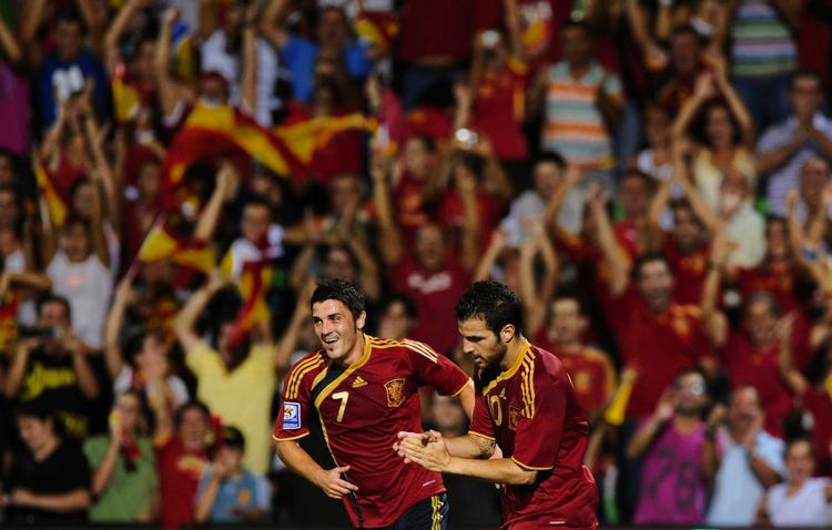 stjernetræf. Cesc Fabregas (th) sammen med David Villa på det spanske landshold. Nu kan de to offensivspillere blive holdkammerater i FC Barcelona. Arkivfoto. 