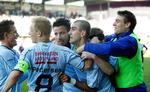 forløsning. Mikkel Beckmann og Yura Movsisyan ses i midten af en klump jublende Randers-spillere. Arkivfoto 