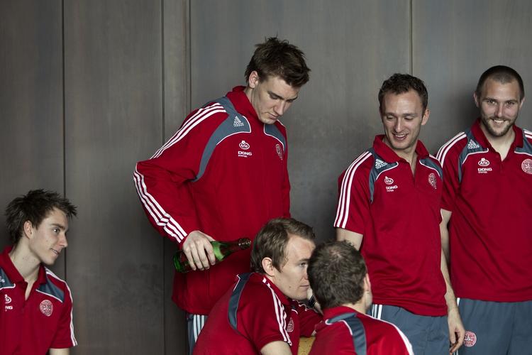 gadedreng. Nicklas Bendtner laver sjov med en intetanende Thomas Kahlenberg før Danmarks landskamp mod Østrig. Arkivfoto. 