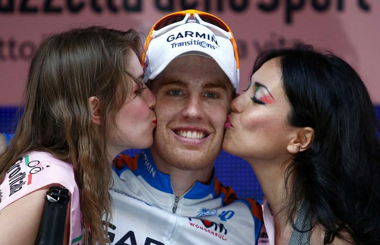 Smask. Tyler Farrar får sine kys efter sejr i Giroen. 