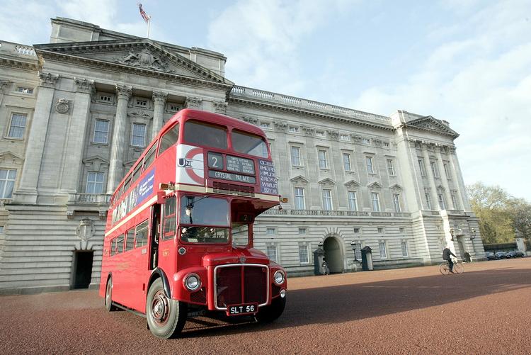 KLENODIE. En af de gamle Routemaster-dobbeltdækkere, der nu genindføres i London i en moderniseret version. 