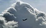 FLY-KRITIK. Den internationale sammenslutning af flyselskaber, IATA, vil have reglerne for askeflyvning ændret: De er ikke realistiske, mener organisationen. Arkivfoto af fly, der letter foran almindelige skyer i den tyske by Düsseldorf. 