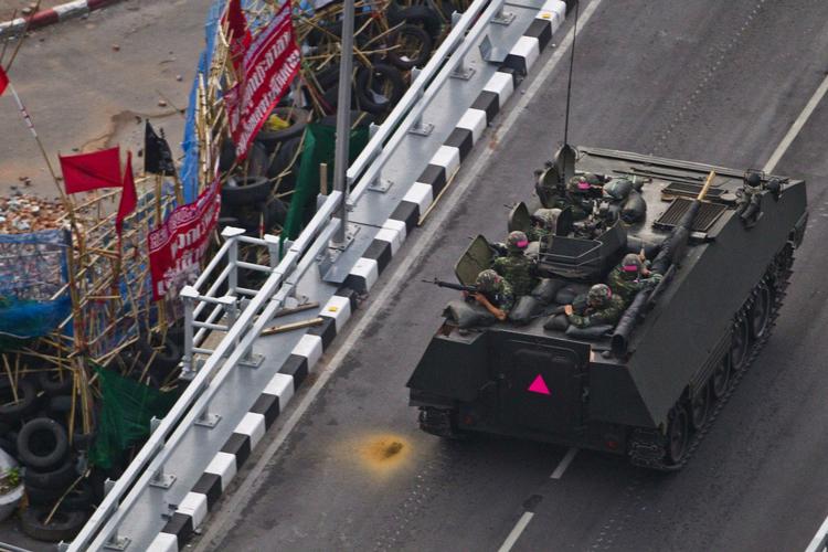Konfrontation. Nye kampe synes uundgåelige, da Thailandsk militær til morgen lokal tid omringede Rødskjorternes lejr. 